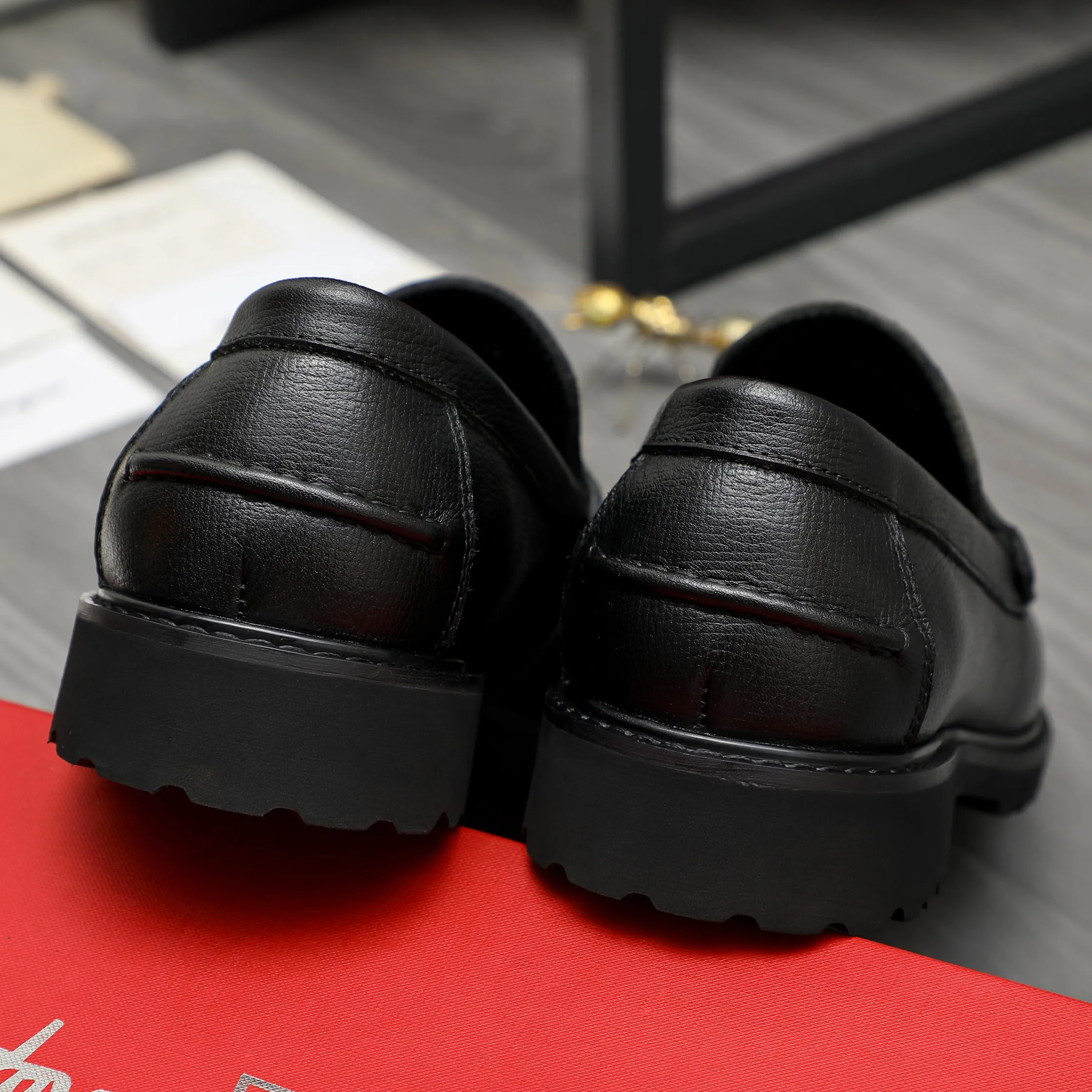 Men's shoes 💰442 Product trademark: Ferragamo "Ferragamo" business formal leather shoes Regular size: 38-46 (45.46 is custom-made and non-returnable) Product materials: Selected small pebbled cowhide upper, cowhide lining, non-slip rubber outsole